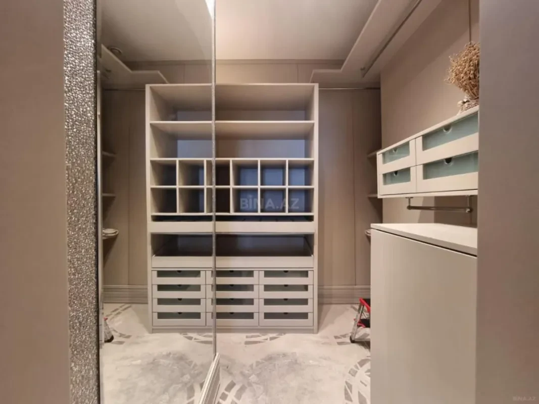 Satılır 4 otaqlı mənzil 240 m²