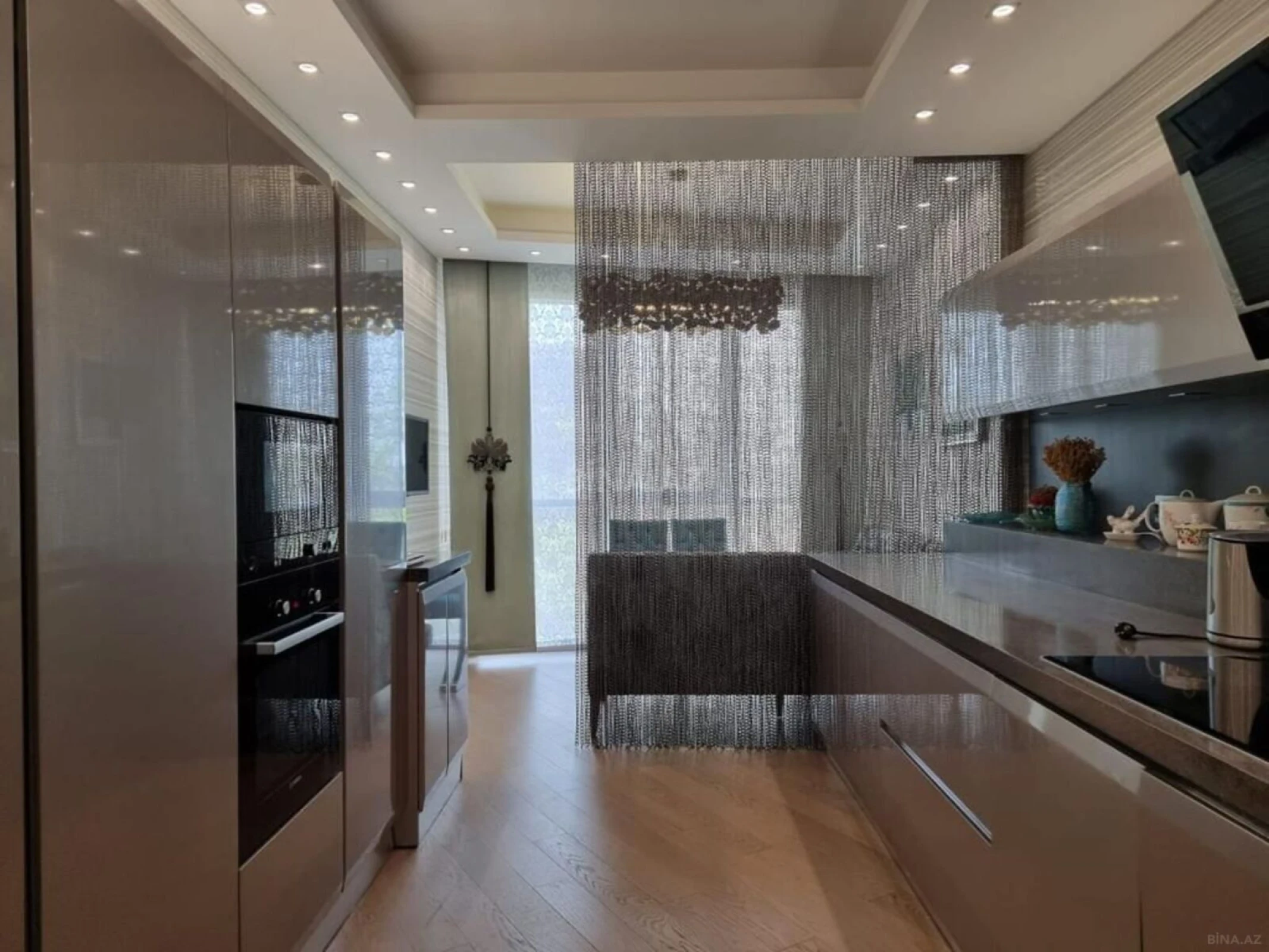 Satılır 4 otaqlı mənzil 240 m²