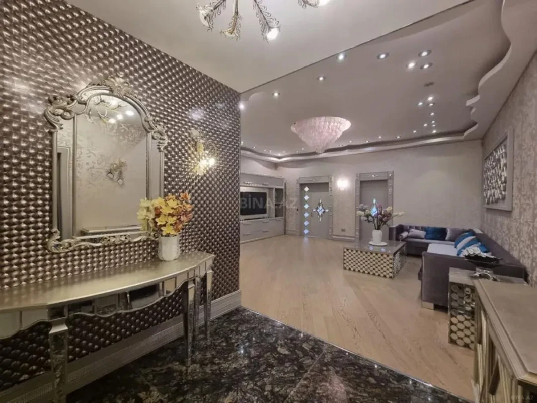 Satılır 4 otaqlı mənzil 240 m²