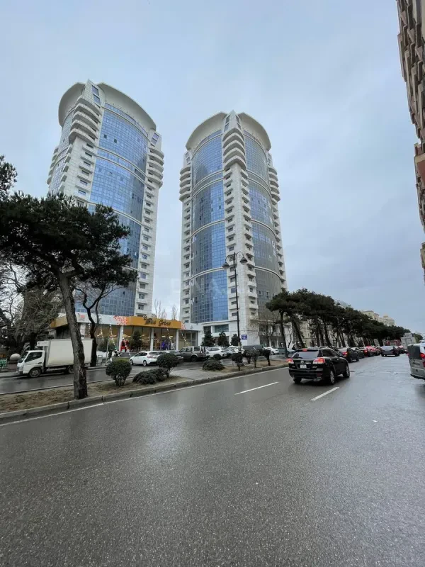 Satılır 4 otaqlı mənzil 240 m²