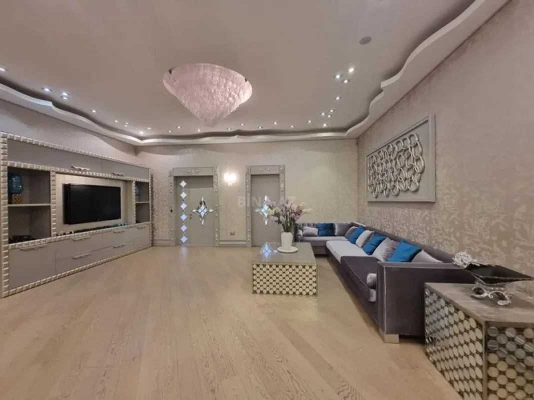 Satılır 4 otaqlı mənzil 240 m²