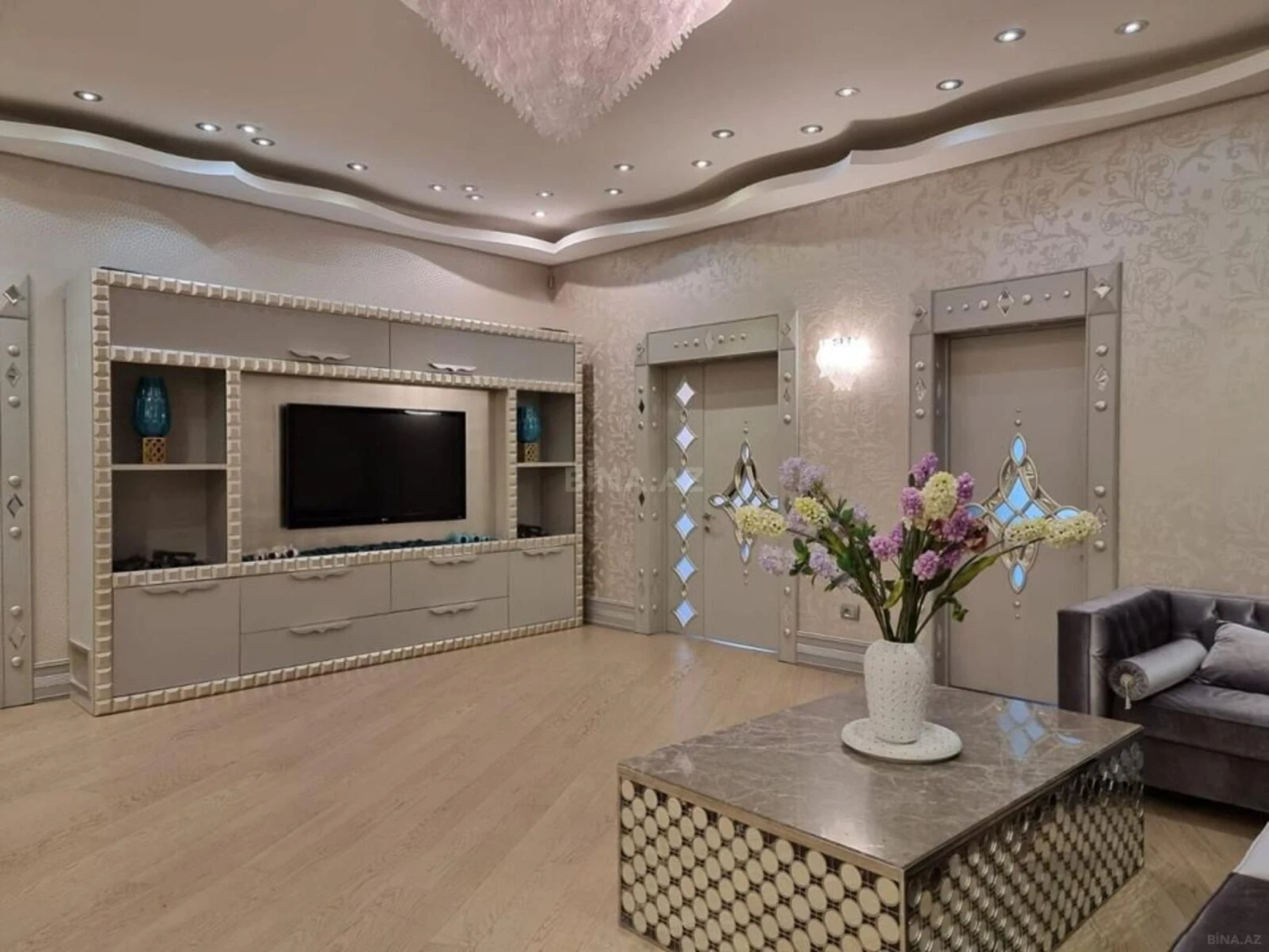 Satılır 4 otaqlı mənzil 240 m²