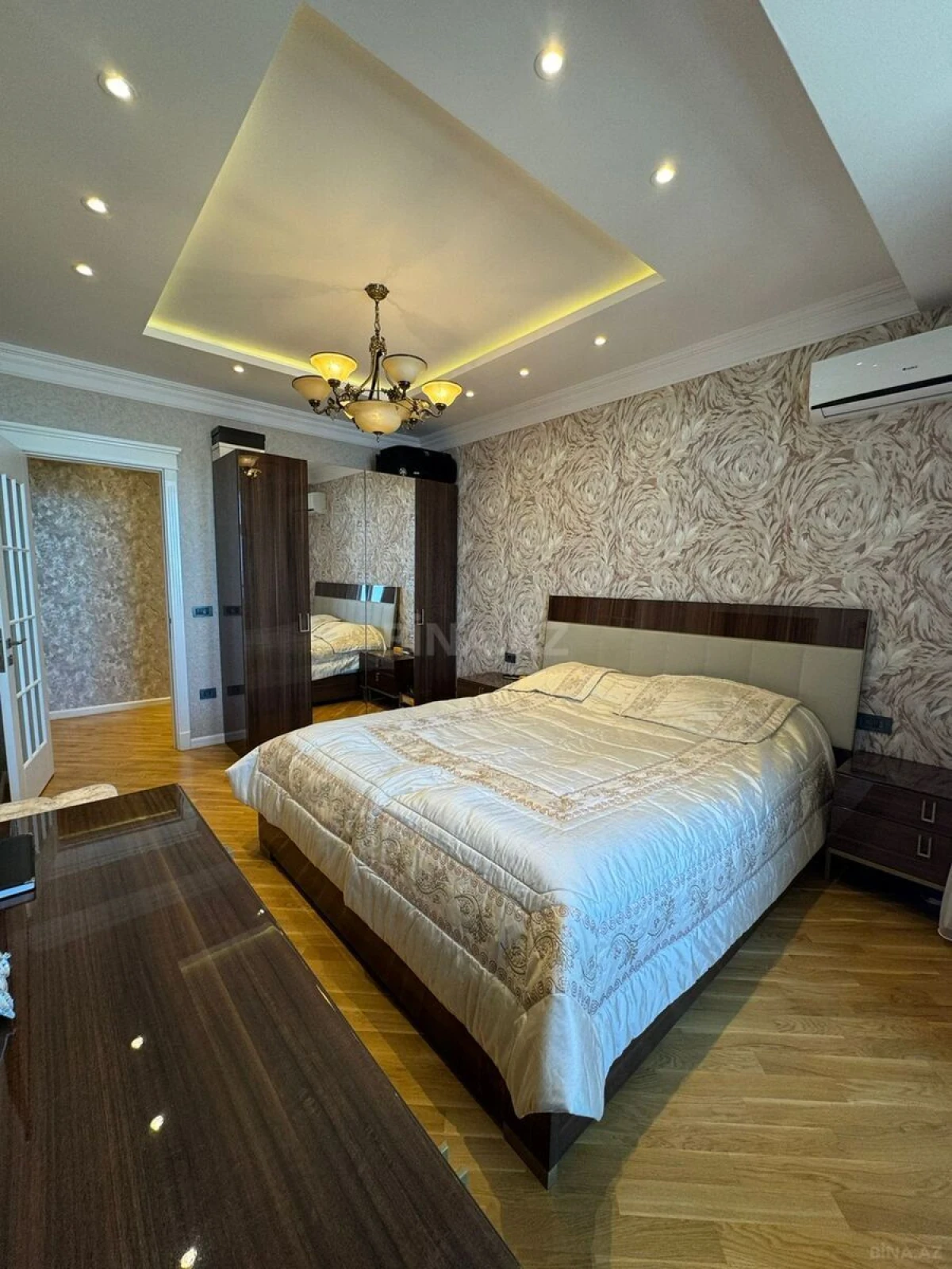 Satılır 3 otaqlı mənzil 142 m²
