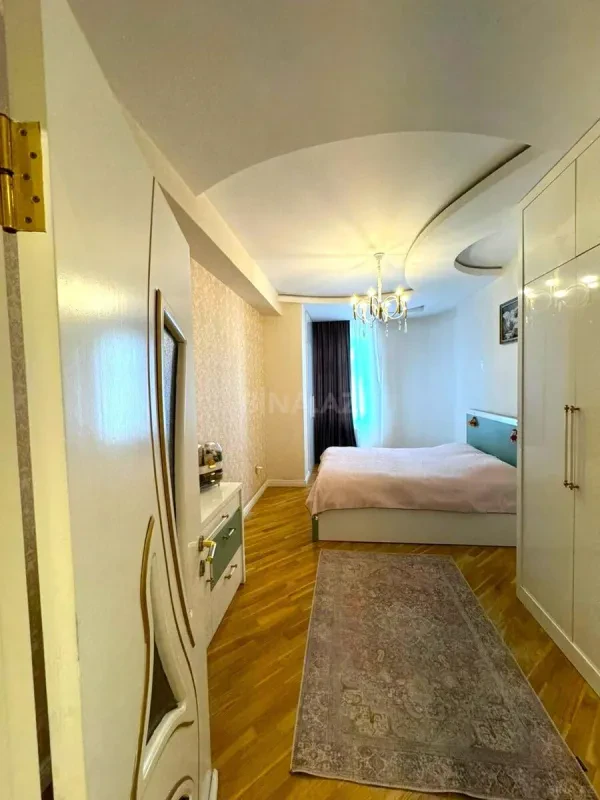 Satılır 4 otaqlı mənzil 130 m²