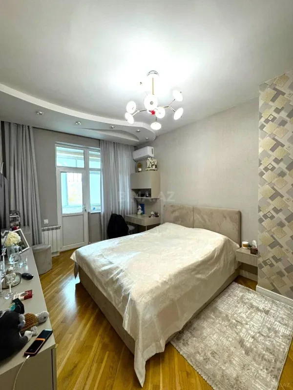 Satılır 4 otaqlı mənzil 130 m²