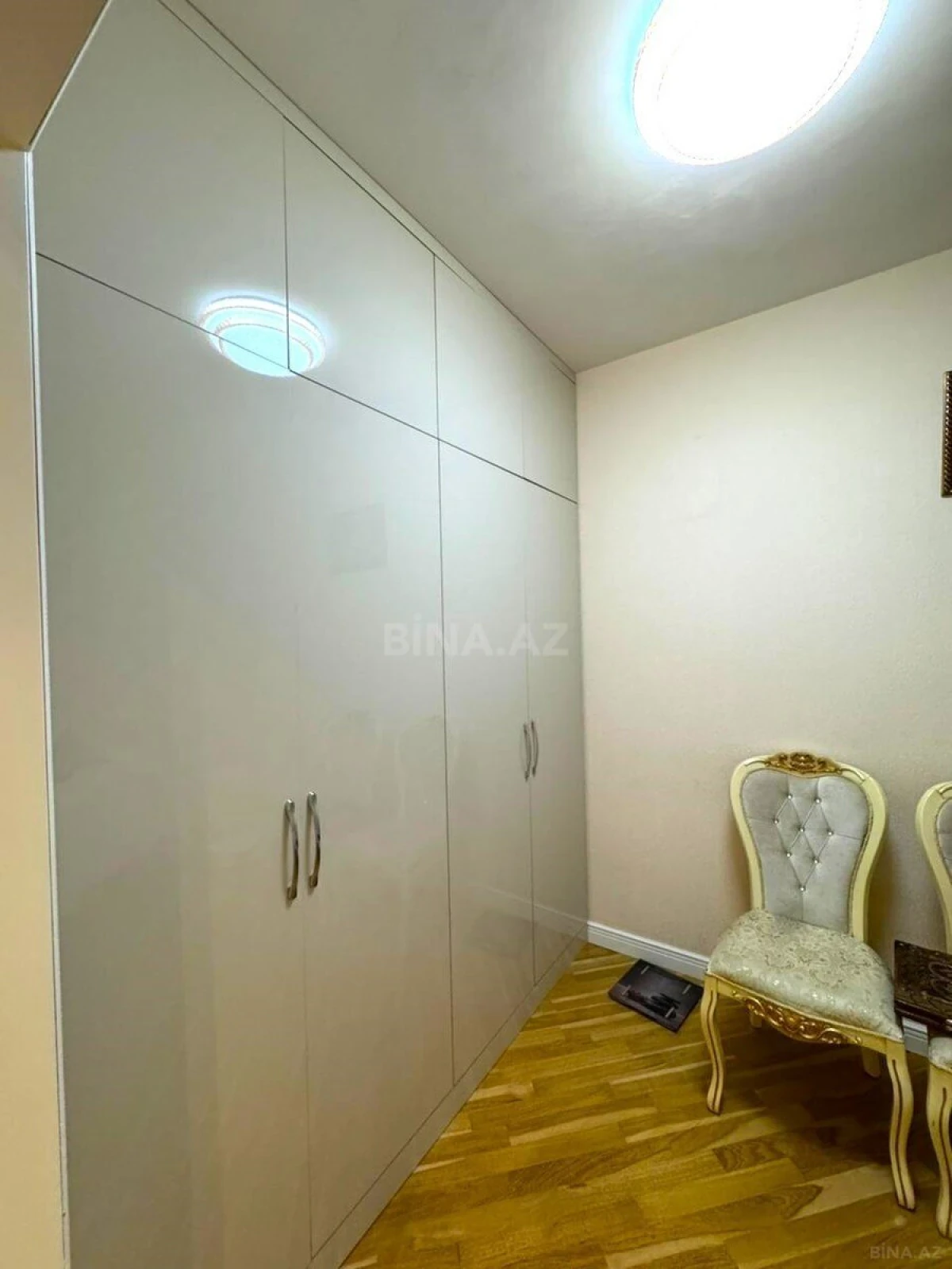 Satılır 4 otaqlı mənzil 130 m²