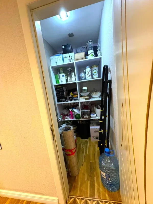 Satılır 4 otaqlı mənzil 130 m²