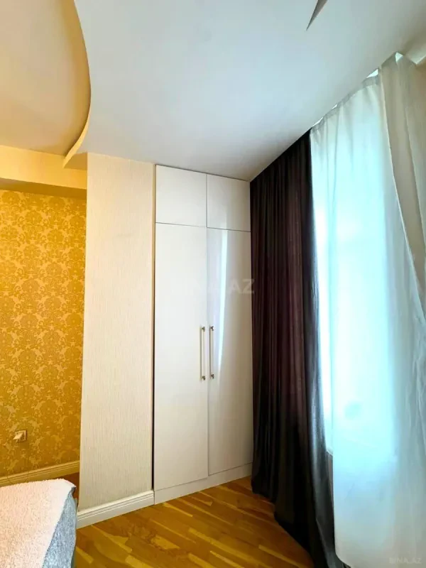 Satılır 4 otaqlı mənzil 130 m²
