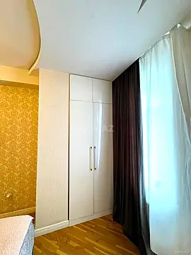 Satılır 4 otaqlı mənzil 130 m²