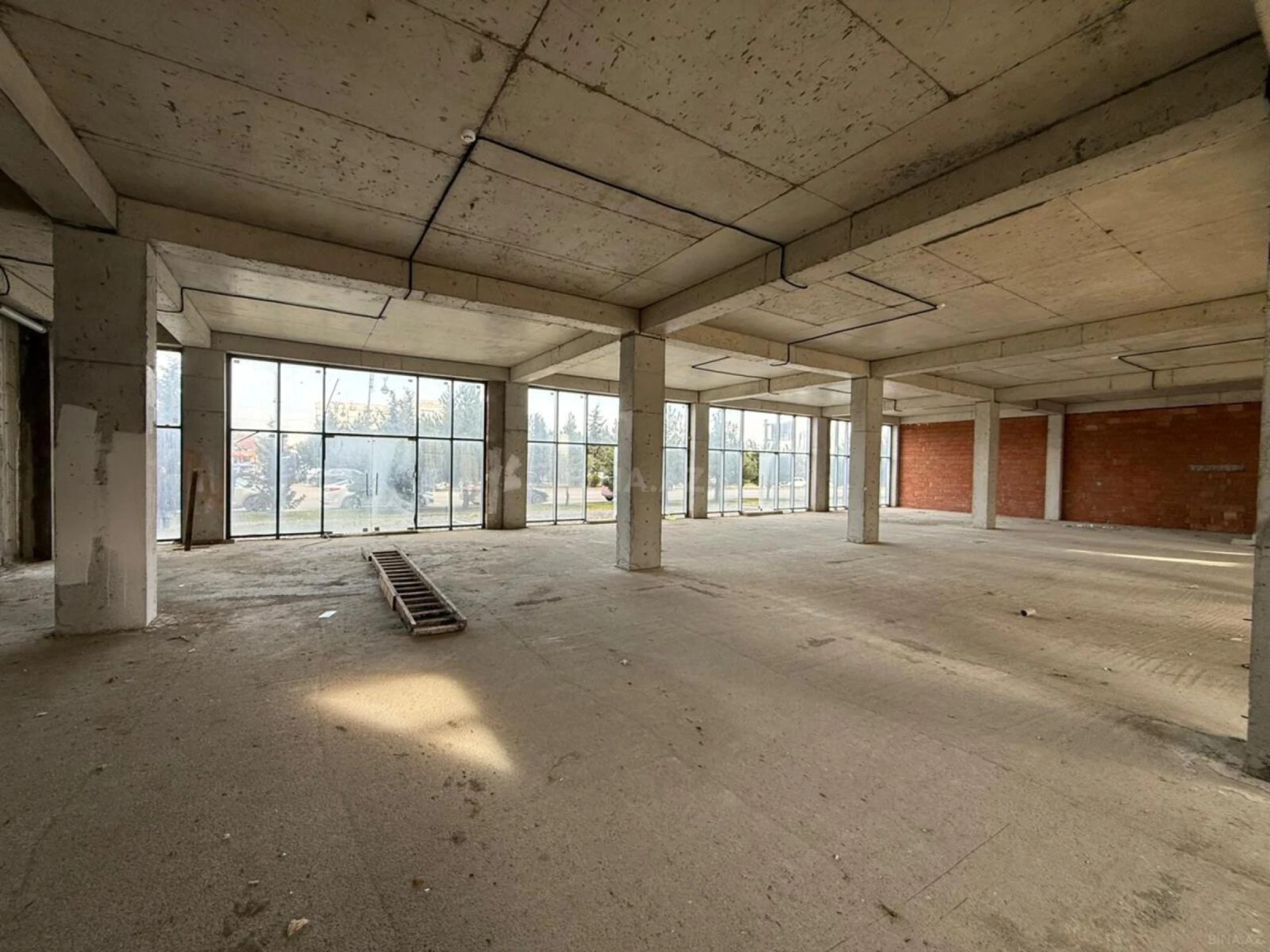 Satılır obyekt 390 m²