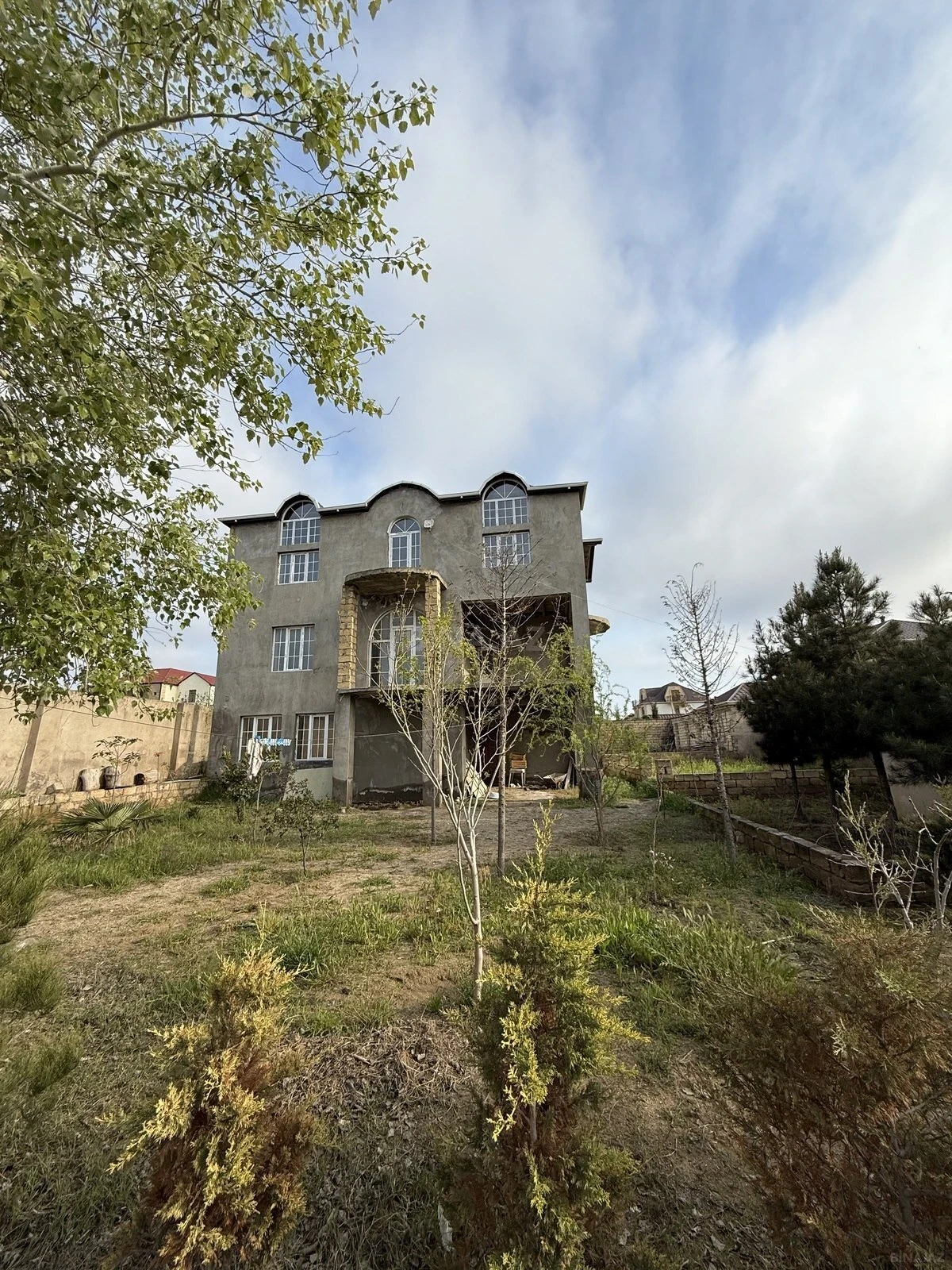 Satılır 10 otaqlı həyət evi 390 m²