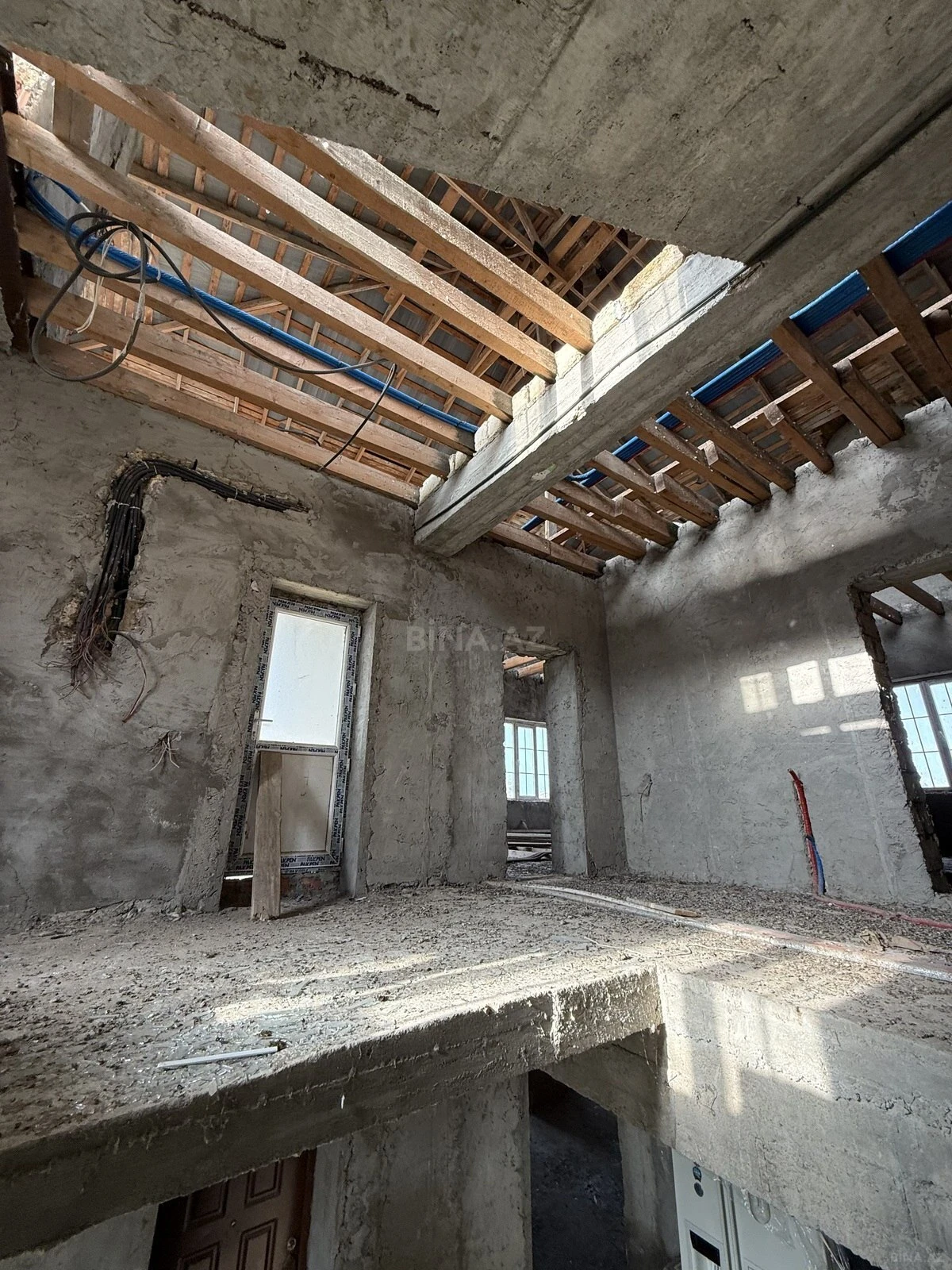 Satılır 10 otaqlı həyət evi 390 m²