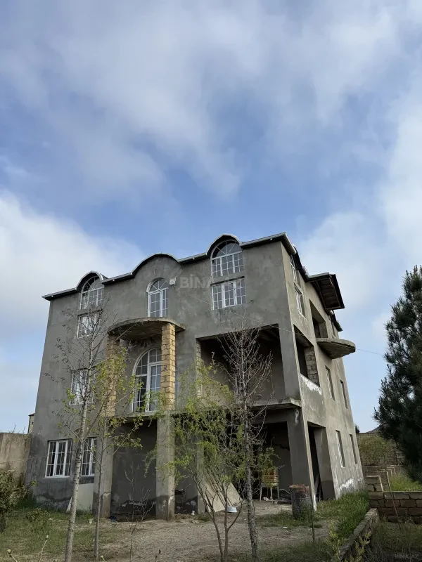 Satılır 10 otaqlı həyət evi 390 m²