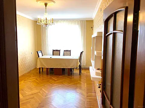 Satılır 5 otaqlı mənzil 130 m²