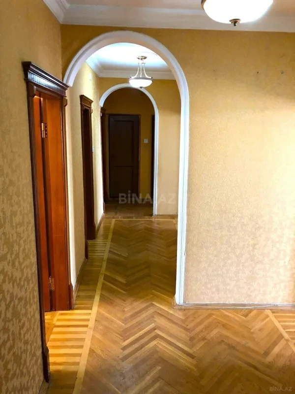 Satılır 5 otaqlı mənzil 130 m²