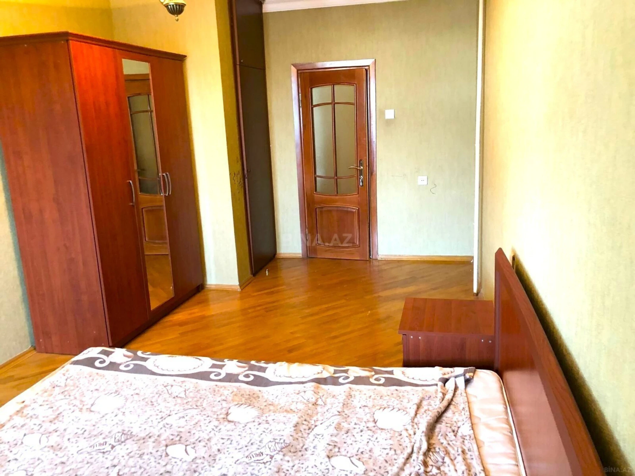 Satılır 5 otaqlı mənzil 130 m²