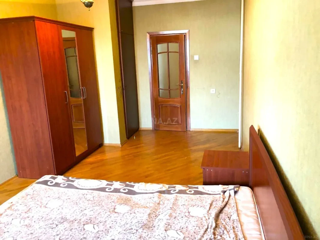 Satılır 5 otaqlı mənzil 130 m²