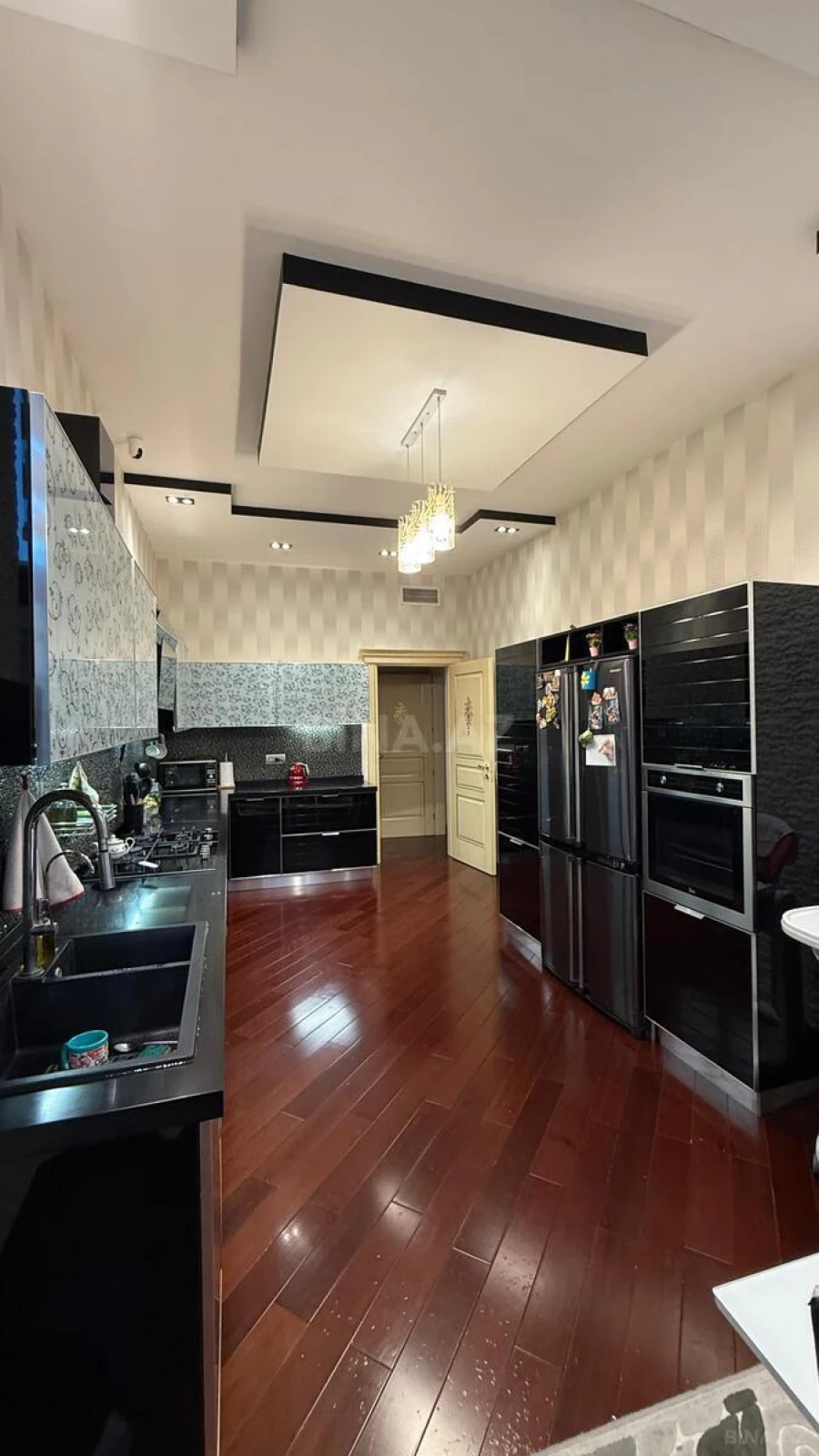 Satılır 4 otaqlı mənzil 217 m²