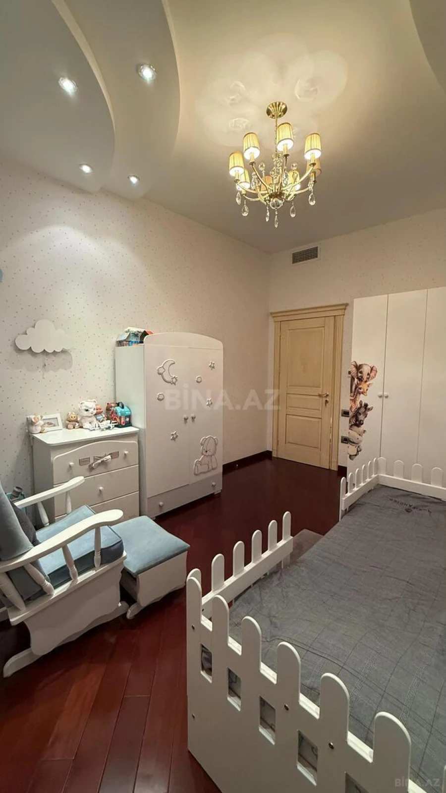 Satılır 4 otaqlı mənzil 217 m²