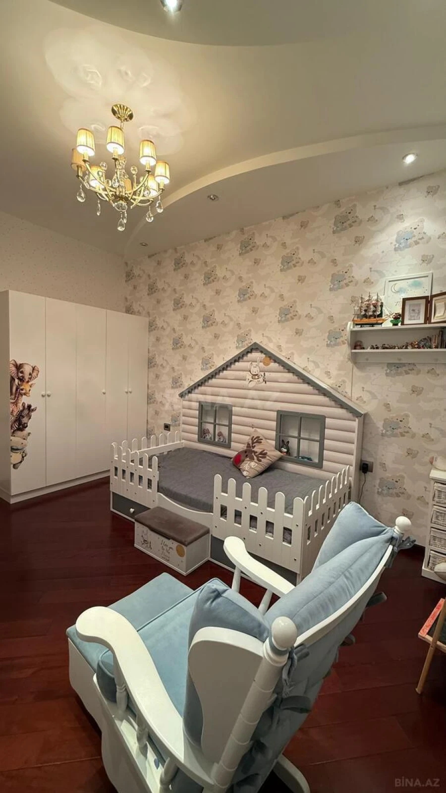 Satılır 4 otaqlı mənzil 217 m²