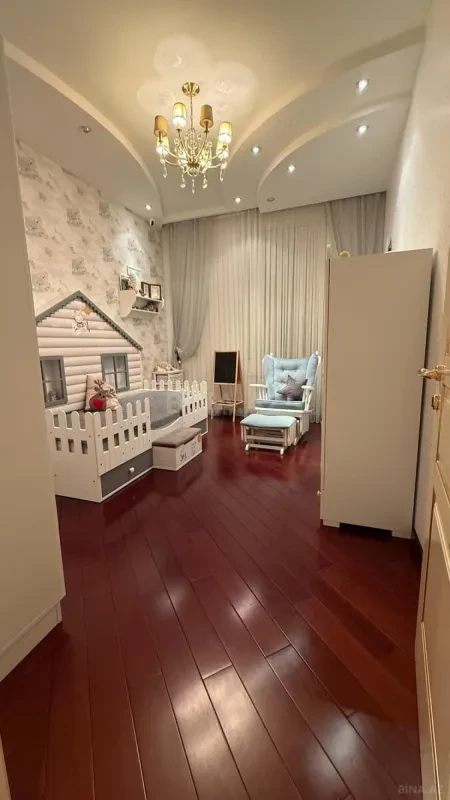 Satılır 4 otaqlı mənzil 217 m²