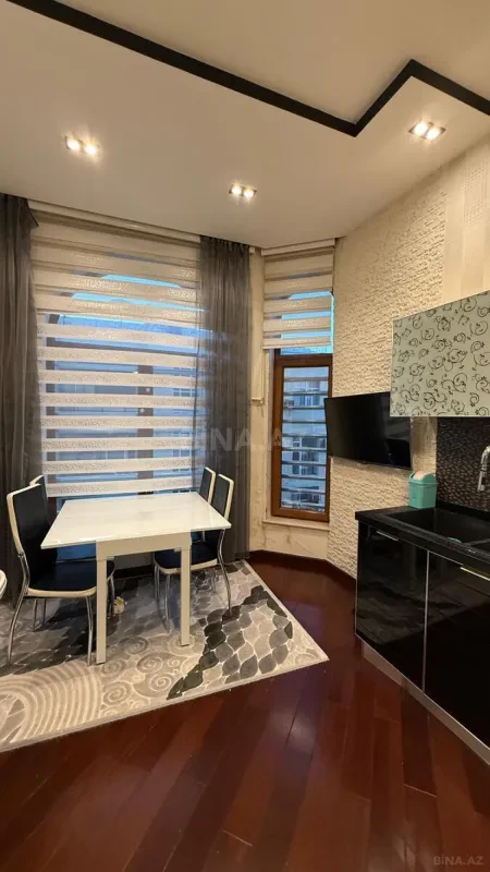 Satılır 4 otaqlı mənzil 217 m²