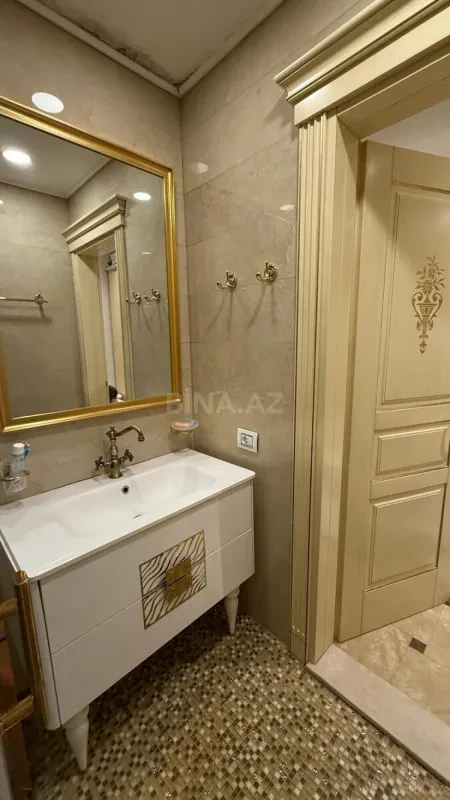 Satılır 4 otaqlı mənzil 217 m²