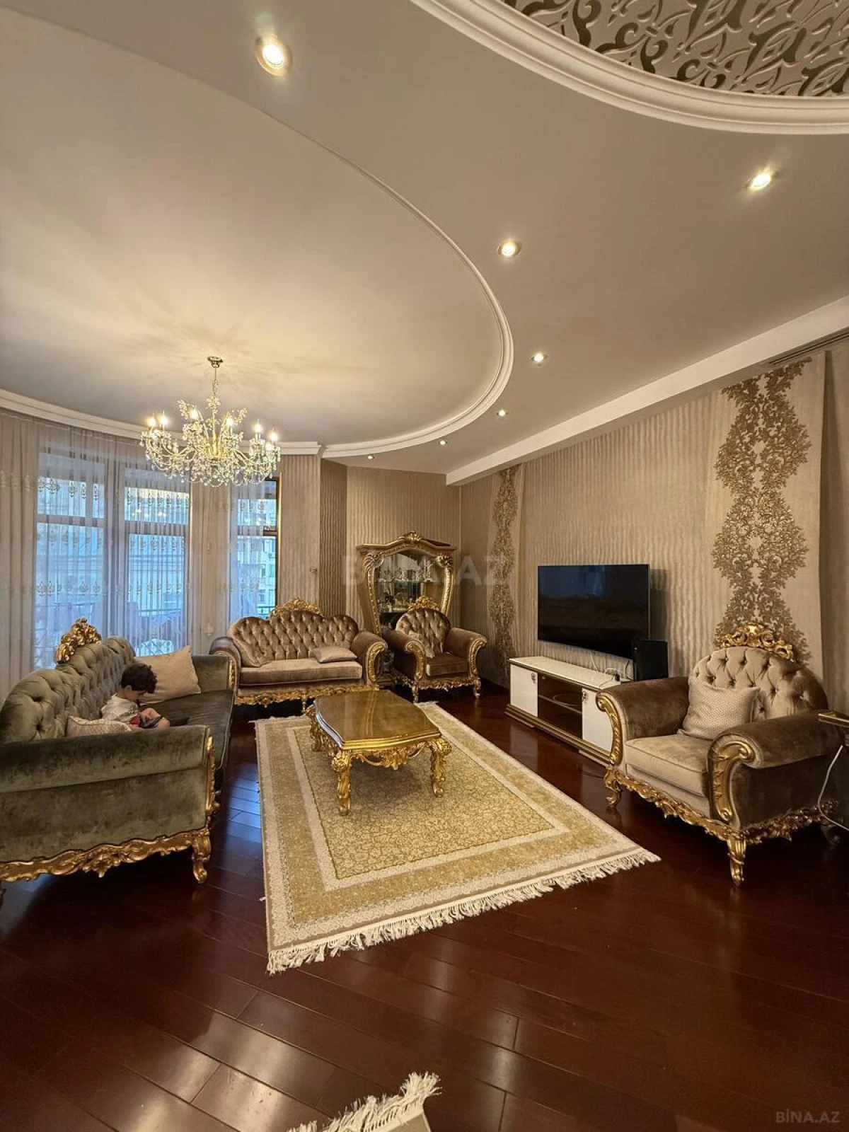 Satılır 4 otaqlı mənzil 217 m²