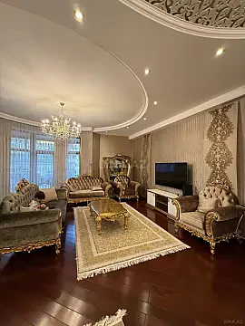 Satılır 4 otaqlı mənzil 217 m²