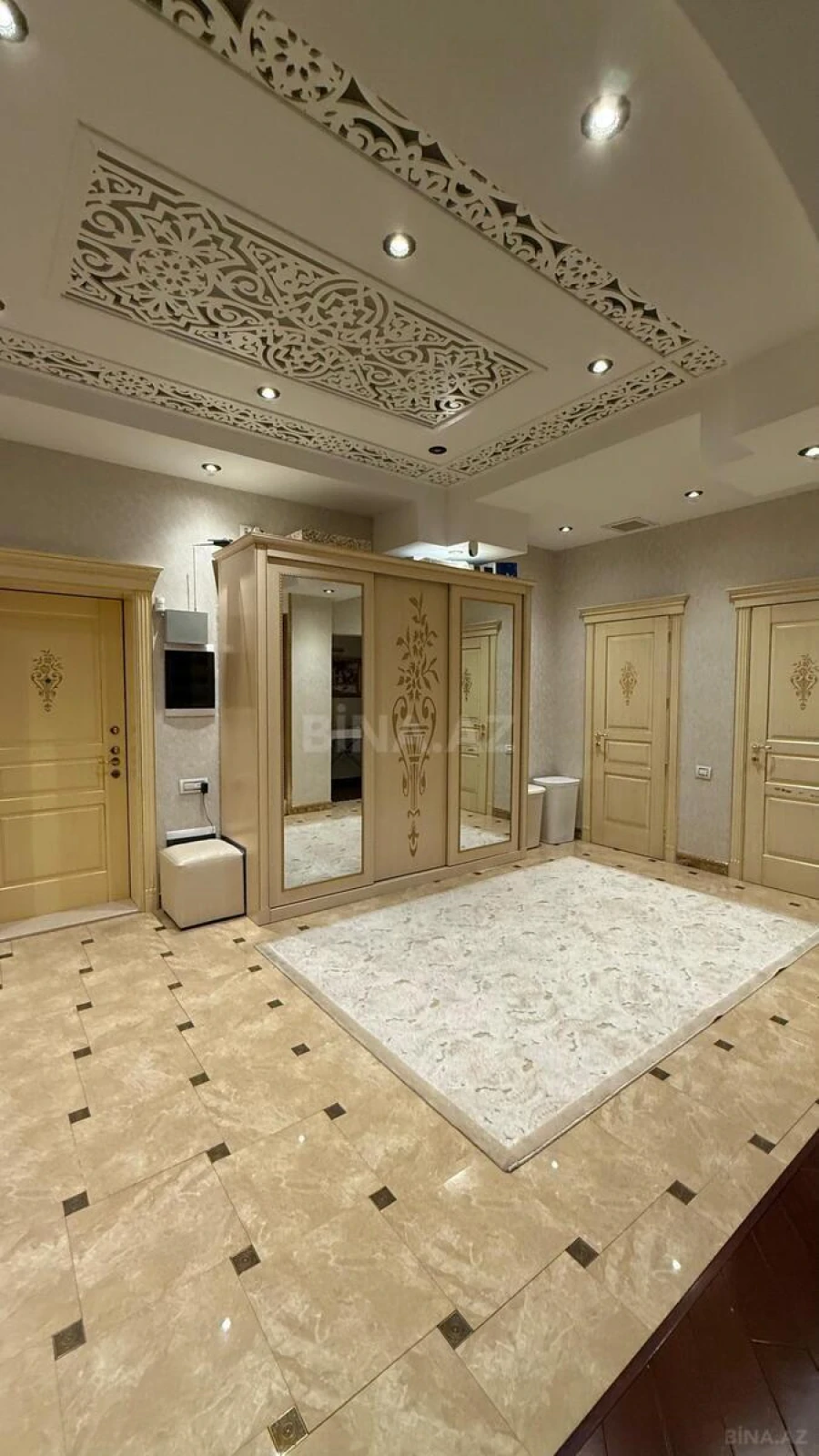 Satılır 4 otaqlı mənzil 217 m²