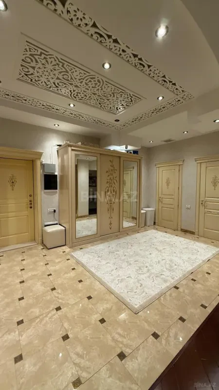 Satılır 4 otaqlı mənzil 217 m²