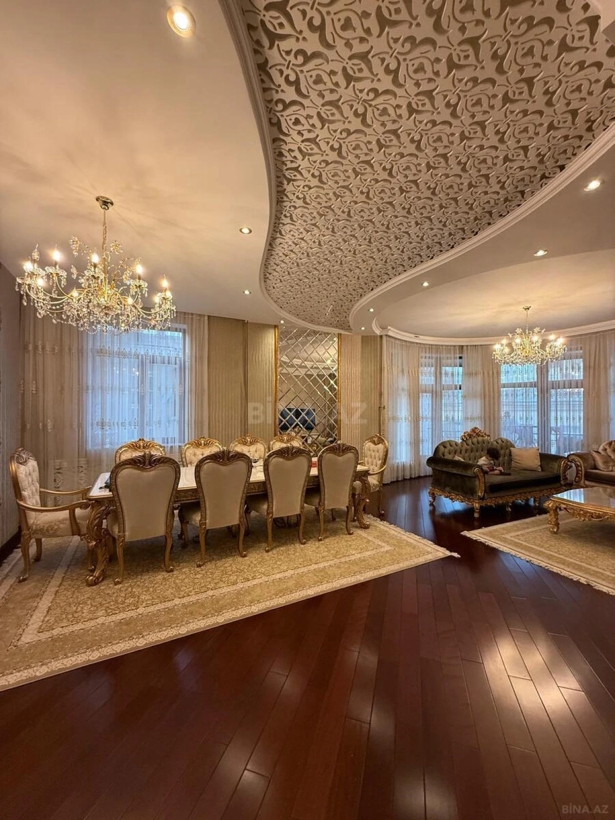Satılır 4 otaqlı mənzil 217 m²