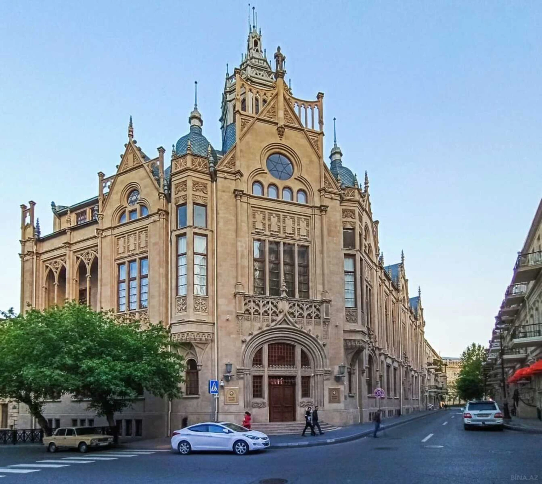 Satılır 4 otaqlı mənzil 217 m²