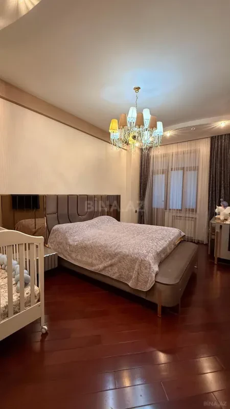 Satılır 4 otaqlı mənzil 217 m²