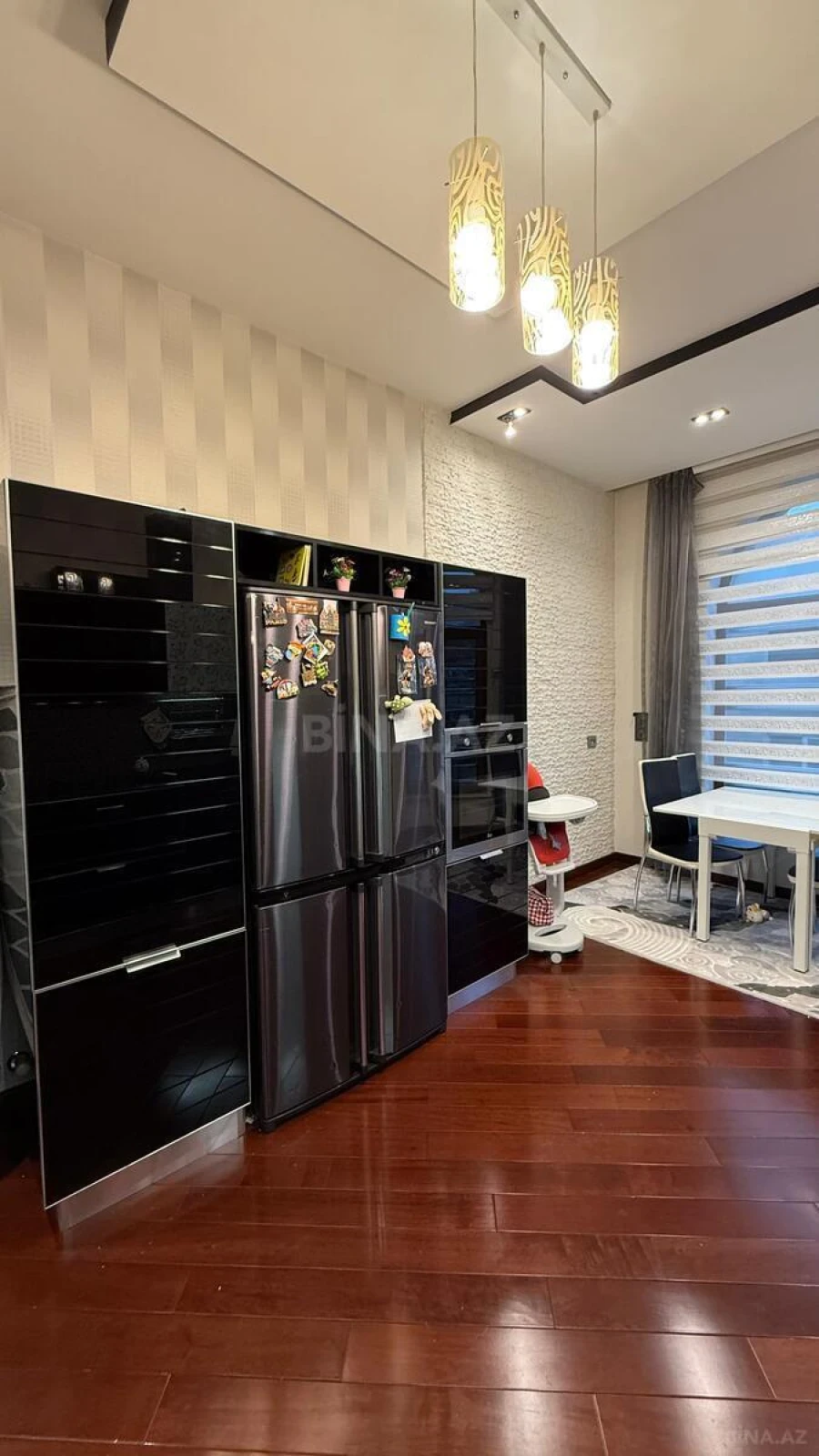 Satılır 4 otaqlı mənzil 217 m²
