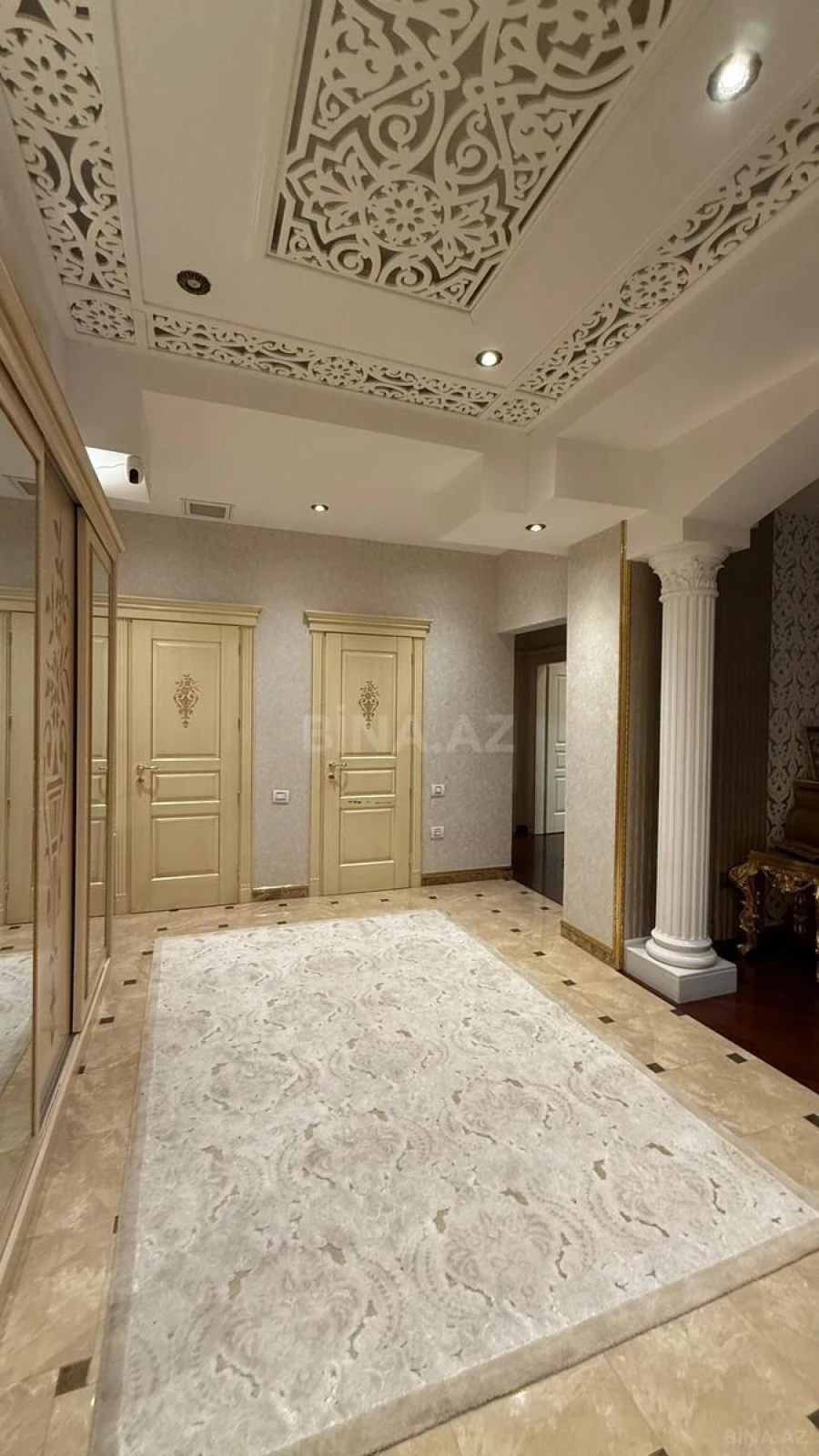 Satılır 4 otaqlı mənzil 217 m²