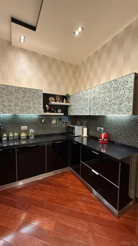 Satılır 4 otaqlı mənzil 217 m²