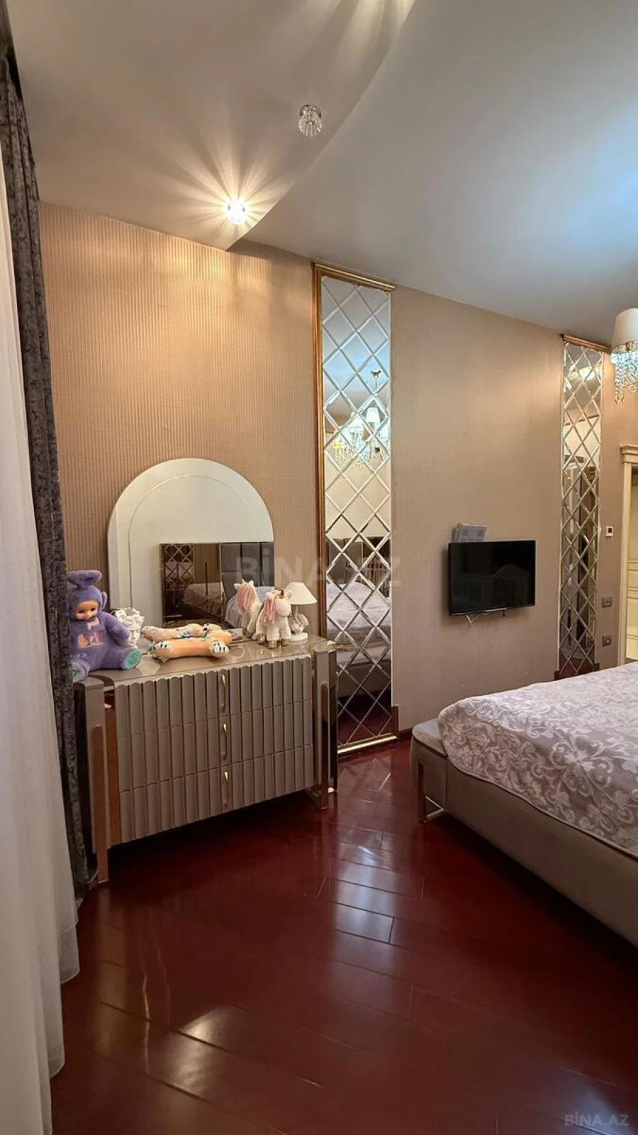 Satılır 4 otaqlı mənzil 217 m²