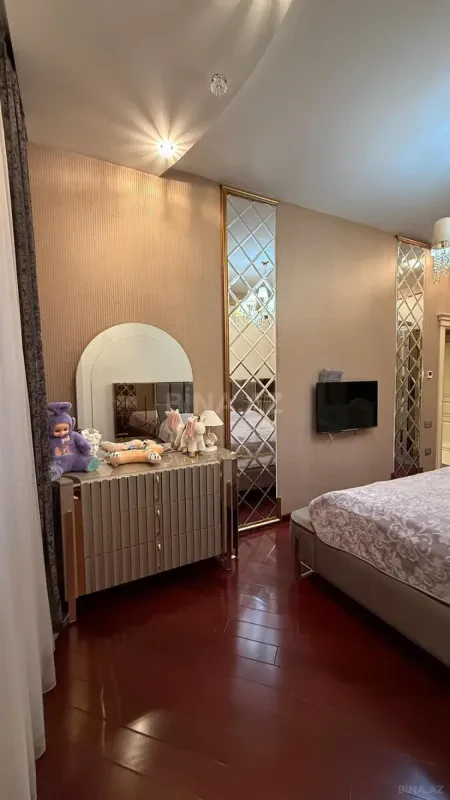 Satılır 4 otaqlı mənzil 217 m²