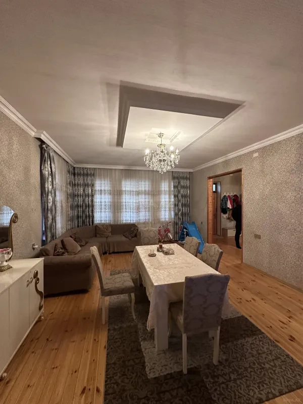 Satılır 6 otaqlı həyət evi 245 m²