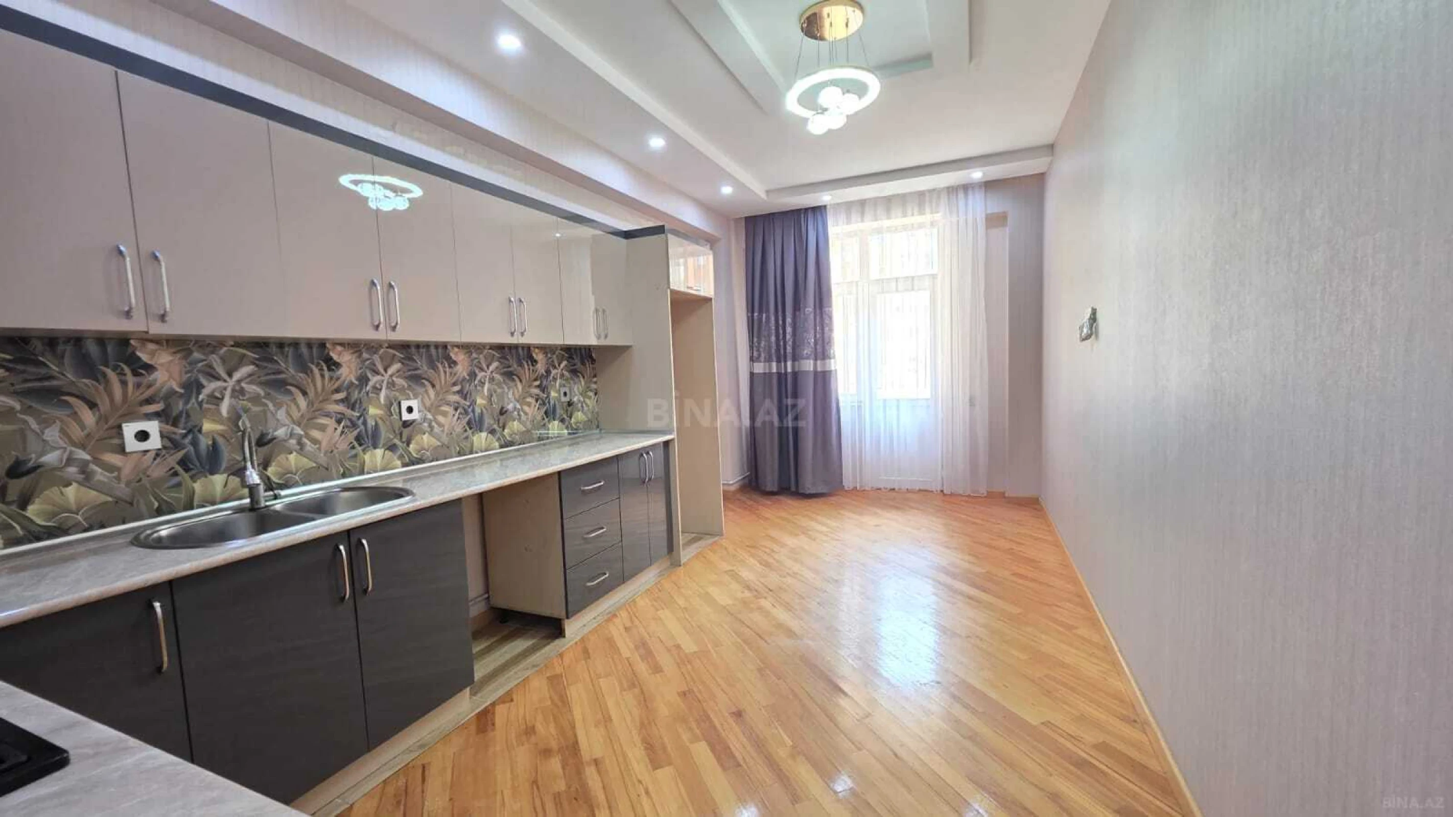 Satılır 3 otaqlı mənzil 135 m²