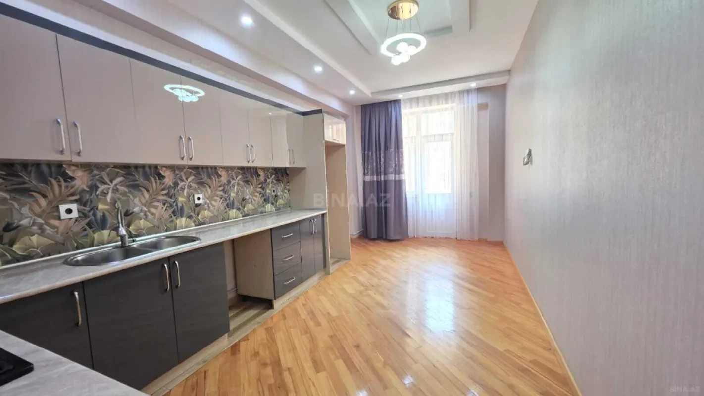 Satılır 3 otaqlı mənzil 135 m²