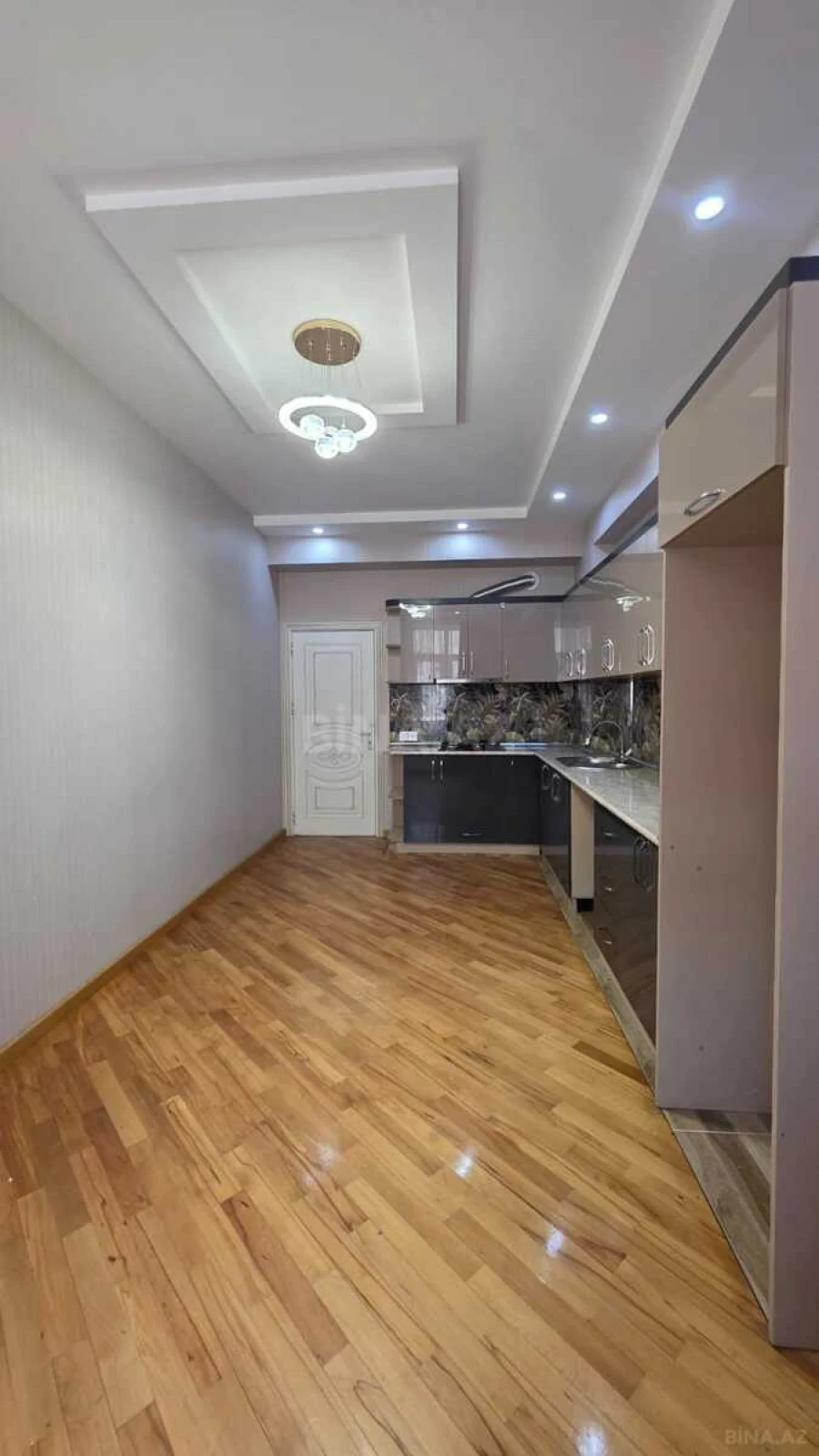 Satılır 3 otaqlı mənzil 135 m²