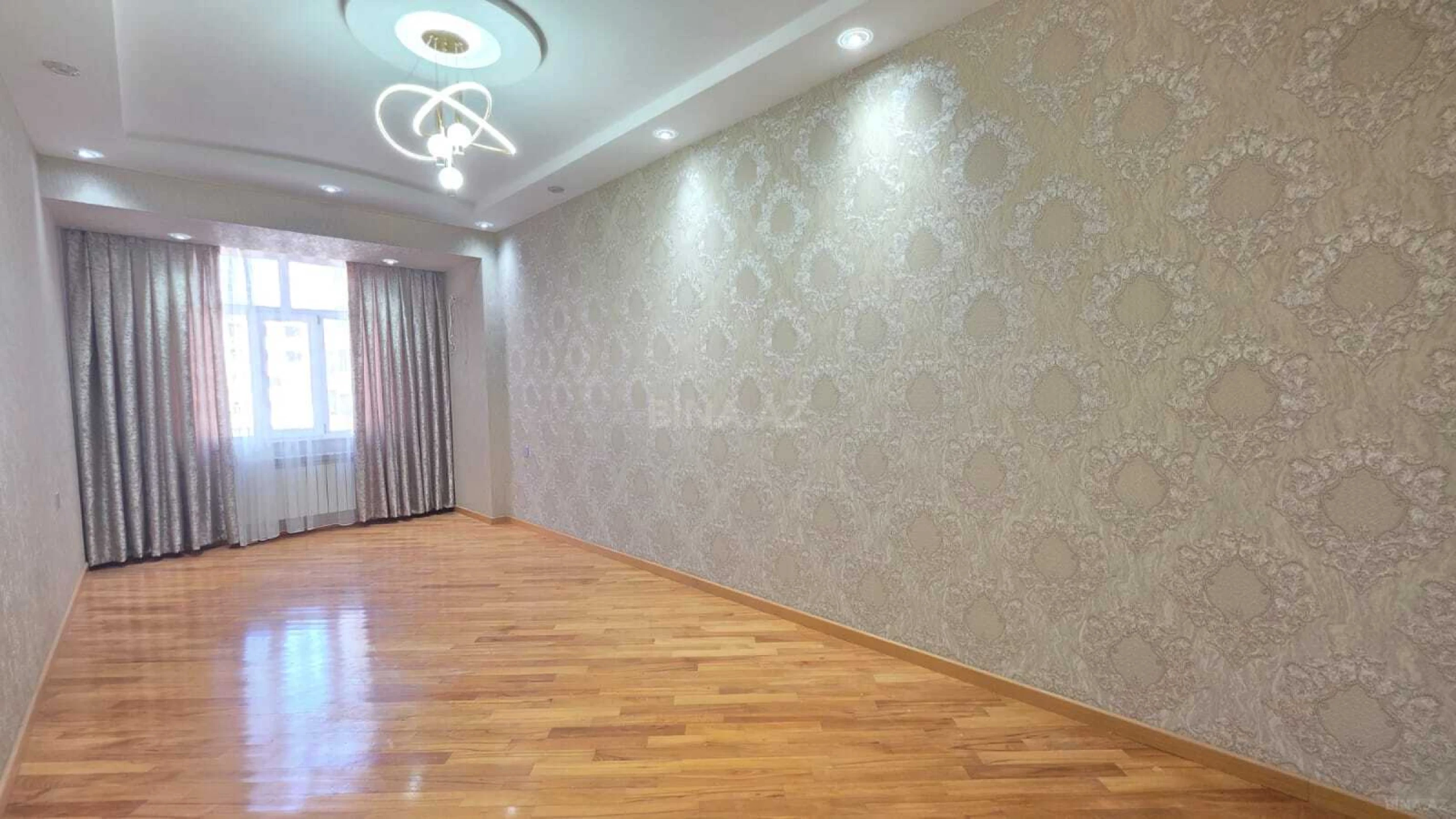 Satılır 3 otaqlı mənzil 135 m²