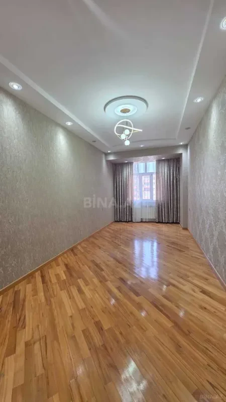 Satılır 3 otaqlı mənzil 135 m²