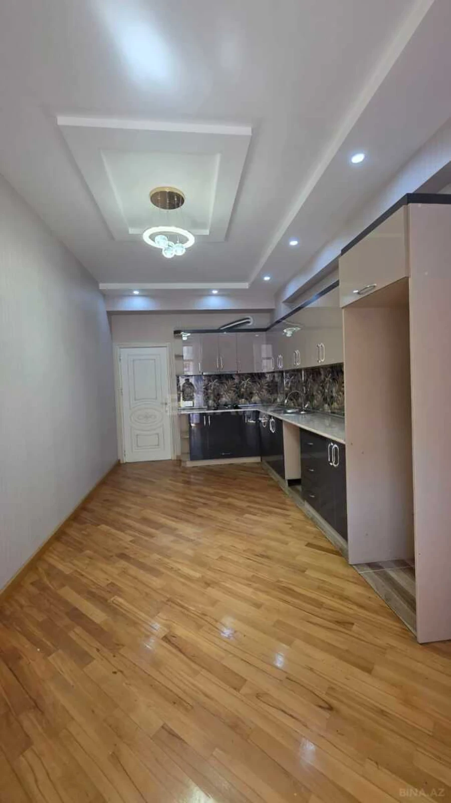 Satılır 3 otaqlı mənzil 135 m²