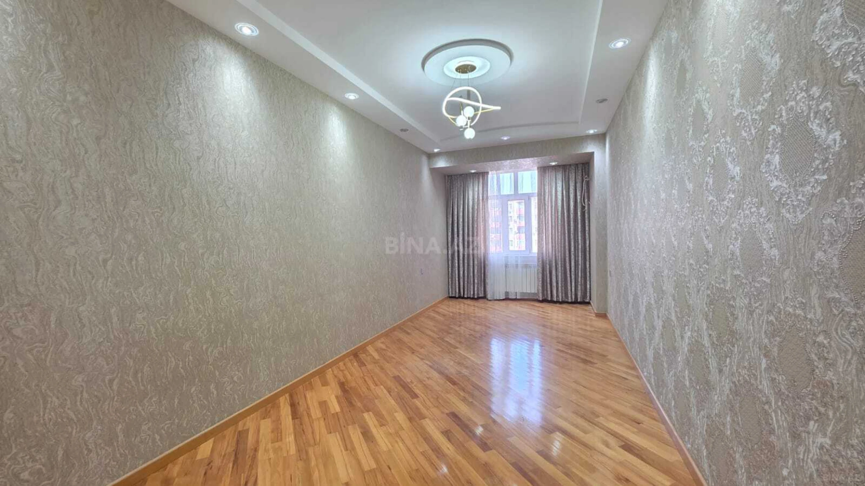 Satılır 3 otaqlı mənzil 135 m²