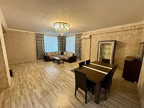 Kirayə verilir 3 otaqlı mənzil 190 m²
