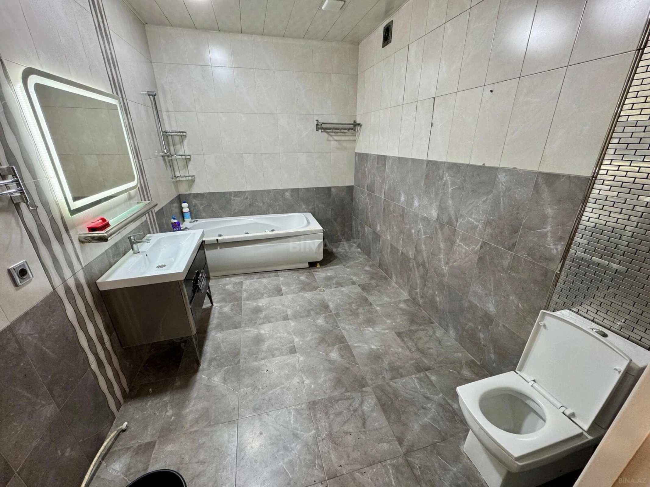 Kirayə verilir 3 otaqlı mənzil 190 m²