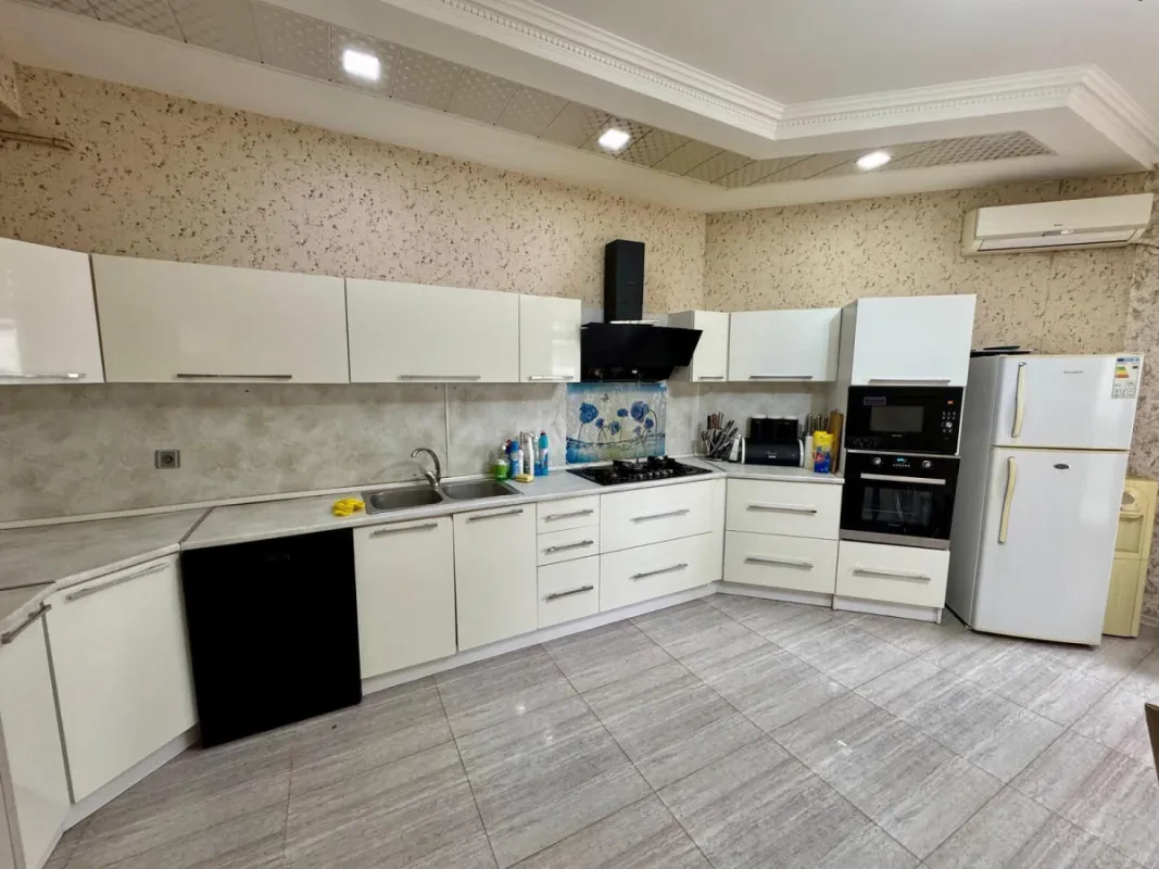 Kirayə verilir 3 otaqlı mənzil 190 m²